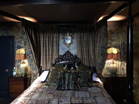 Overview of the bedroom with the four-poster and Bambusa walls.