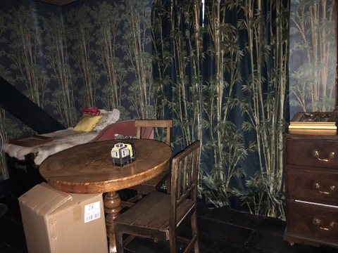 Writing corner in the bedroom, papered in Bambusa.