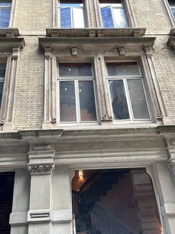 Window detail on the façade of 15 Old Bailey.