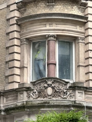 Carved stone bay window on the façade of 15 Old Bailey.